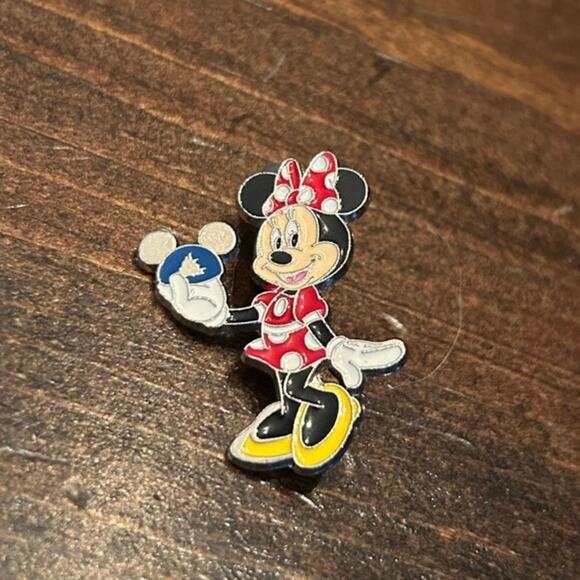 Disney Minnie Mouse Holding Silver Blue Mickey Mouse Ears Lanyard Trading Pin - Picture 1 of 3